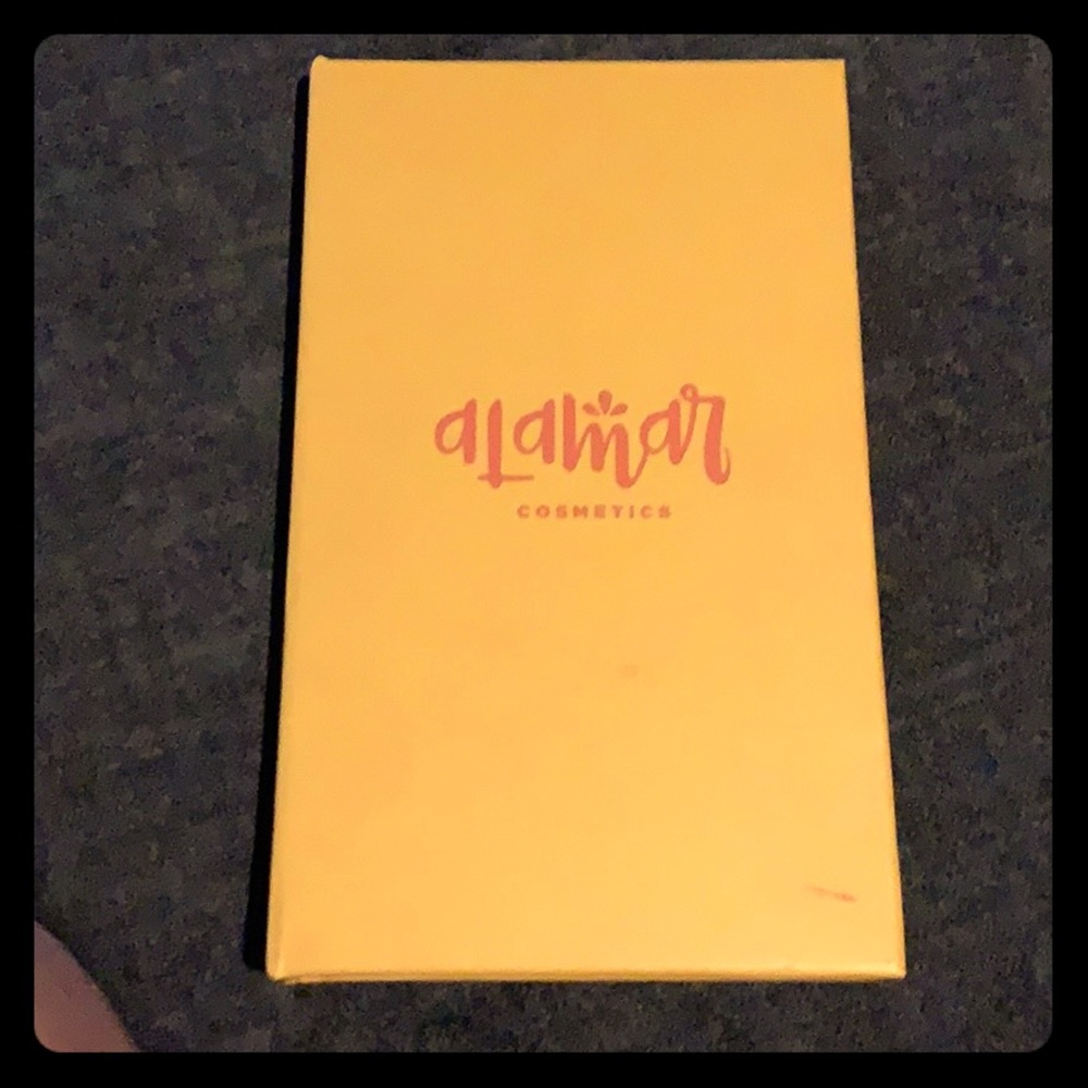 Alamar Cosmetics eyeshadow palette